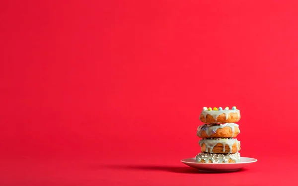 Bunt glasierte Donuts auf hellem Hintergrund — Stockfoto