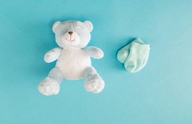 Bebek oyuncak ayı ve çorap