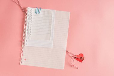 Kalp şeklinde süsleme ile boş defter kağıt