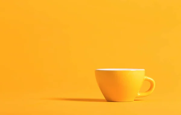 Pequeña taza de té sobre un fondo brillante — Foto de Stock