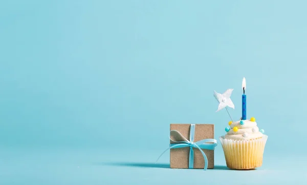 Cupcake com vela e caixa de presente — Fotografia de Stock