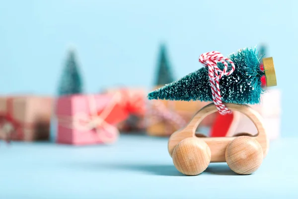 Coche de madera miniatura con árbol de Navidad — Foto de Stock