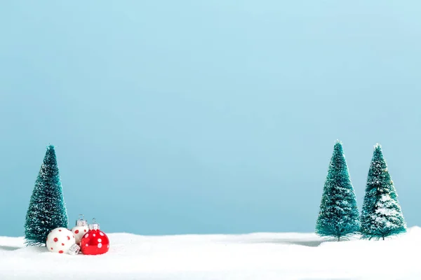 Alberi di Natale e piccoli ornamenti bauble — Foto Stock