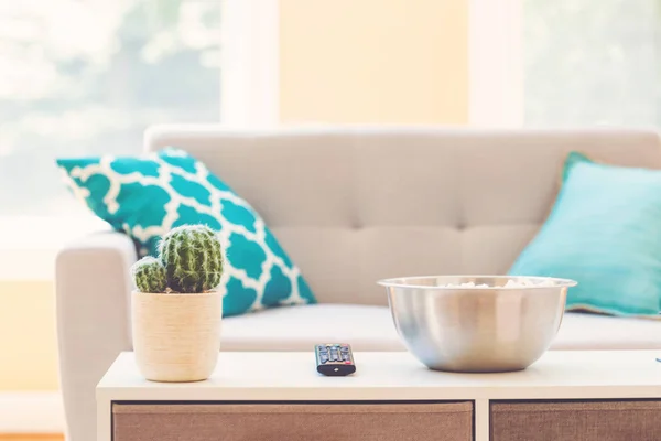 Woonkamer met grote kom popcorn — Stockfoto