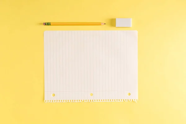 Lápiz y hoja en blanco de papel de cuaderno — Foto de Stock