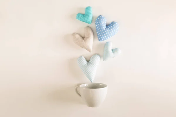 Kahve bardakları ile el yapımı kalp yastıklar — Stok fotoğraf