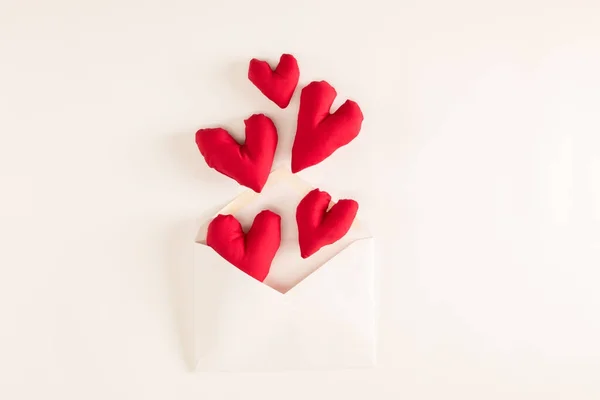 Kalp yastıklar ve zarf ile sevgi ve Sevgililer Günü teması — Stok fotoğraf
