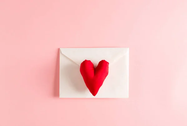 Cuscino a forma di cuore con busta regalo — Foto Stock