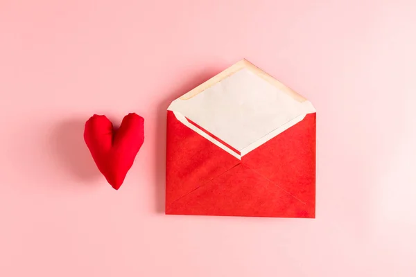 Cuscino a forma di cuore con busta regalo — Foto Stock