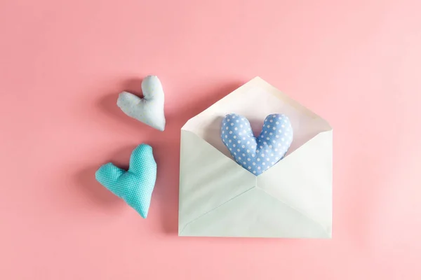 Liebe und Valentinstag mit Herzkissen und Umschlag — Stockfoto