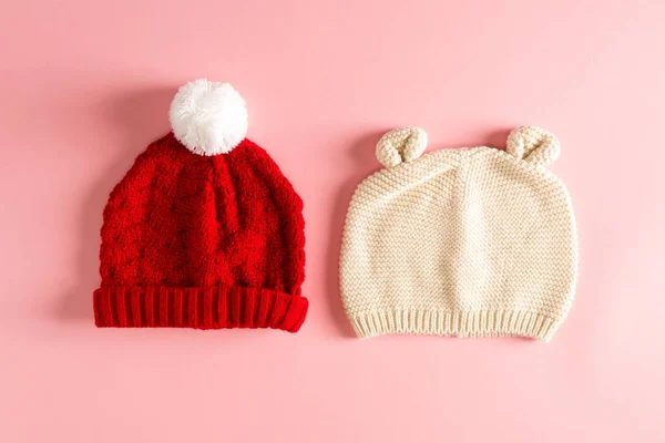 赤ちゃんの冬の帽子を編む — ストック写真