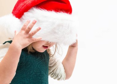 Noel Baba şapkası ile mutlu yürümeye başlayan çocuk kız