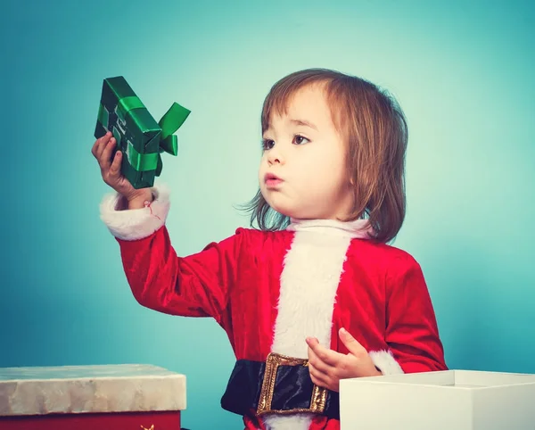 Gelukkig peuter meisje met de doos van de gift van Kerstmis — Stockfoto