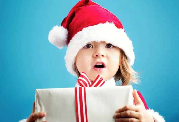 Menina criança feliz com presentes de Natal — Fotografia de Stock