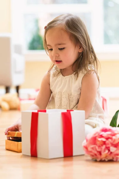 Petite fille ouvrant un cadeau de Noël — Photo