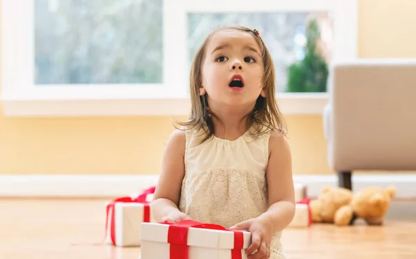 Κοριτσάκι ανοίγοντας ένα χριστουγεννιάτικο δώρο — Φωτογραφία Αρχείου