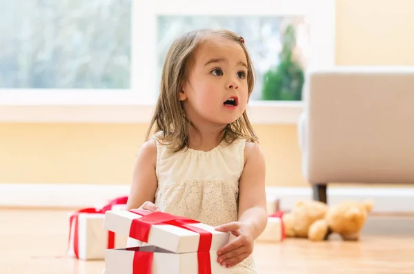 Liten flicka öppna en julklapp — Stockfoto