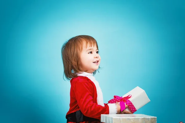 Bonne petite fille avec boîte cadeau de Noël — Photo