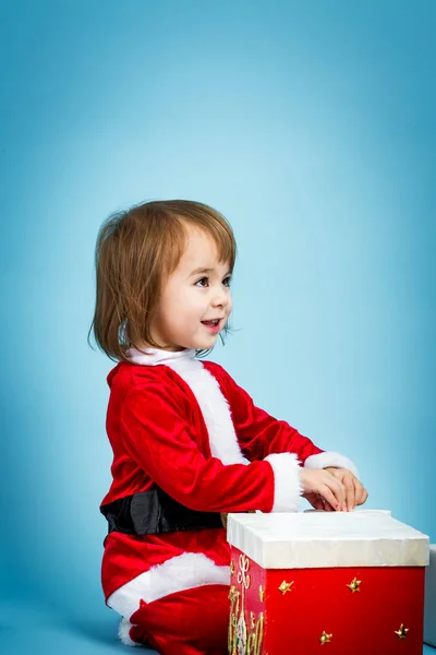 Gelukkig peuter meisje met de doos van de gift van Kerstmis — Stockfoto