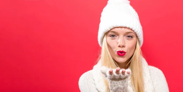 Glückliche junge Frau bläst einen Kuss — Stockfoto