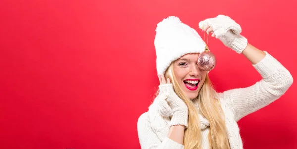 Mujer sosteniendo navidad bauble — Foto de Stock