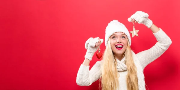 Femme tenant ornement de Noël — Photo