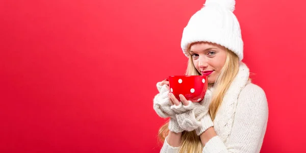 Mulher em roupas de inverno beber café — Fotografia de Stock