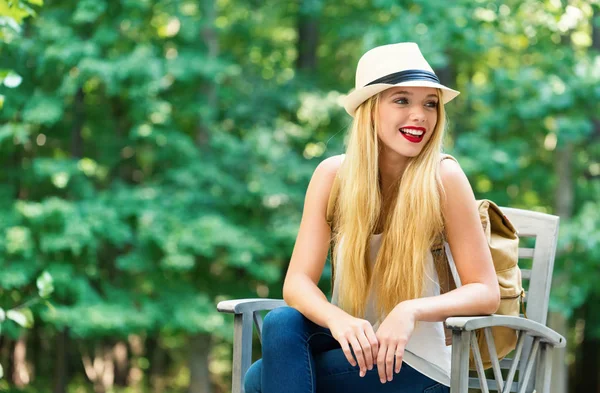 Junge Frau sitzt draußen — Stockfoto