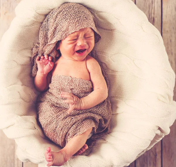 Pleurant bébé garçon dans un panier — Photo