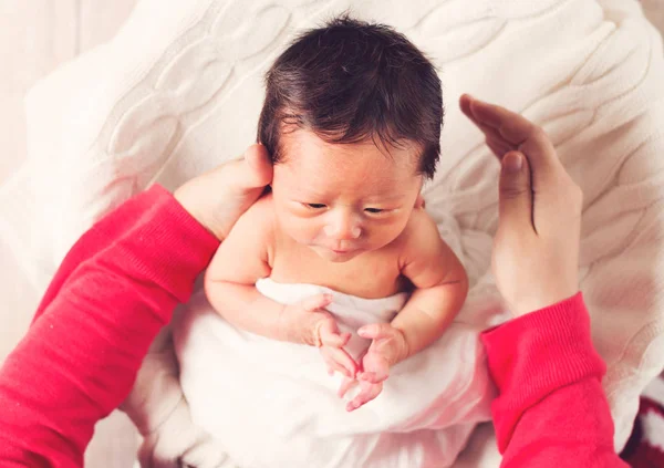 Babyjongen wordt verzorgd door zijn moeder — Stockfoto