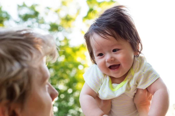 Bebé feliz afuera —  Fotos de Stock