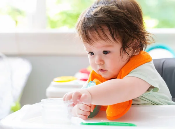 Glad liten pojke som äter mat — Stockfoto