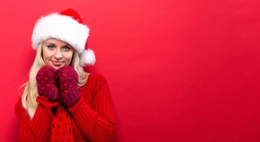 Noel Baba şapkası olan mutlu kadın 