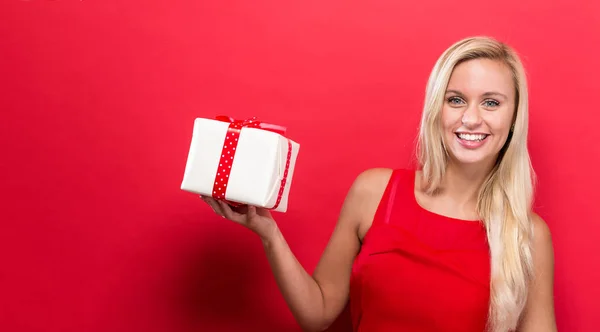 Młoda kobieta trzyma prezent świąteczny — Zdjęcie stockowe