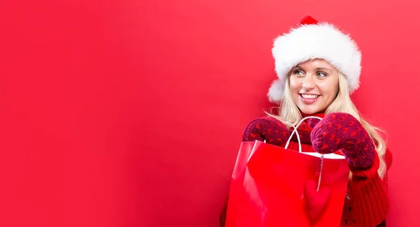 Feliz joven mujer sosteniendo una bolsa de compras — Foto de Stock
