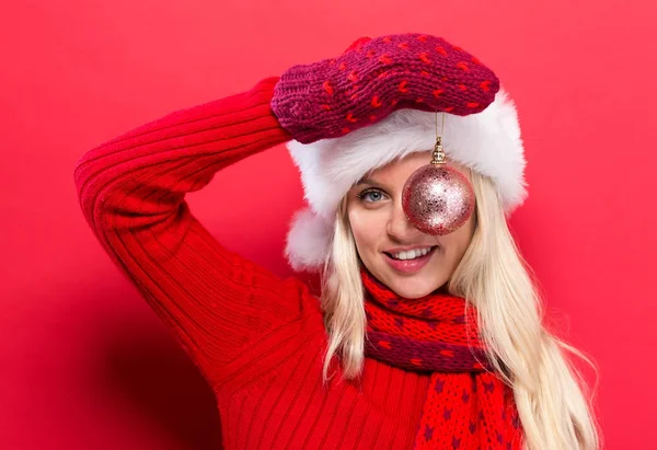 Mujer sosteniendo navidad bauble — Foto de Stock