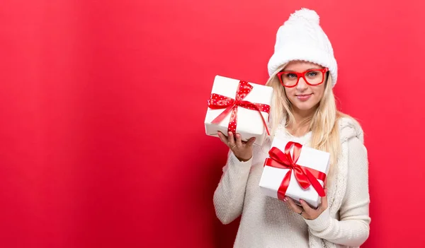 Mujer joven sosteniendo regalos de Navidad — Foto de Stock