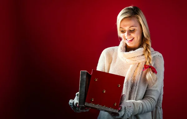 Joyeux jeune femme avec boîte cadeau de Noël — Photo