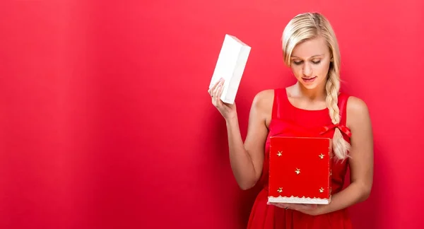 Feliz joven mujer con regalo de Navidad caja — Foto de Stock