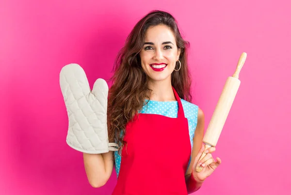 Giovane donna con tema cucina — Foto Stock