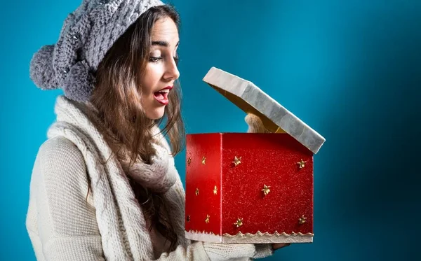 クリスマス プレゼント ボックスと幸せな若い女 — ストック写真