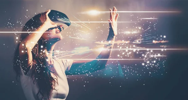 Pantalla digital con mujer joven con realidad virtual —  Fotos de Stock