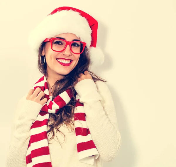 Glückliche junge Frau mit Weihnachtsmütze — Stockfoto