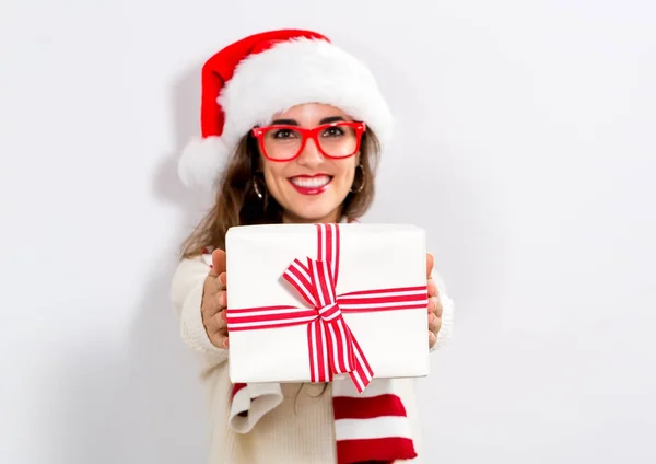Mujer joven sosteniendo un regalo de Navidad —  Fotos de Stock