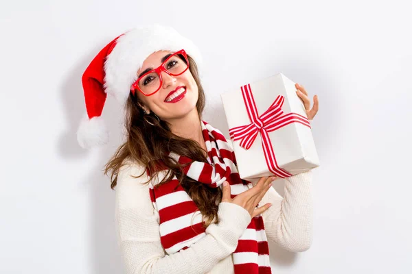 Junge Frau mit Weihnachtsgeschenk — Stockfoto
