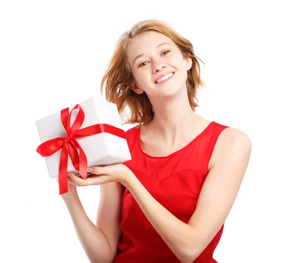 Mujer joven sosteniendo un regalo de Navidad — Foto de Stock