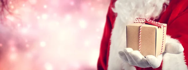 Noel Baba holding hediye — Stok fotoğraf