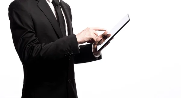 Бизнесмен с помощью цифрового планшета на белом фоне — стоковое фото