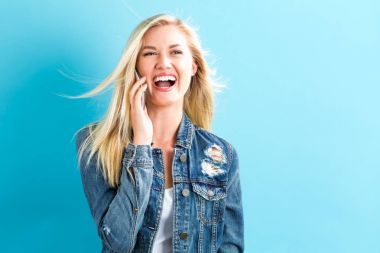 Genç bayan telefonda konuşuyor.