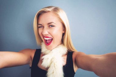 Genç bir kadın selfie çekiyor. 